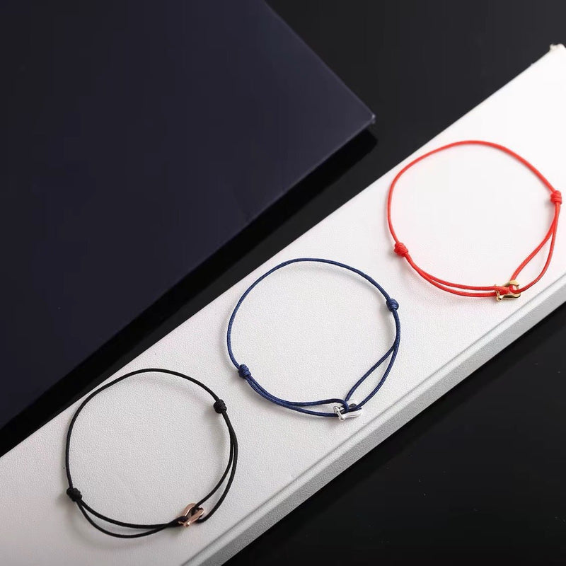 Bracelets cordon bleu, noir et rouge avec fer à cheval en acier inoxydable finition or rosé et or, style porte-bonheur.