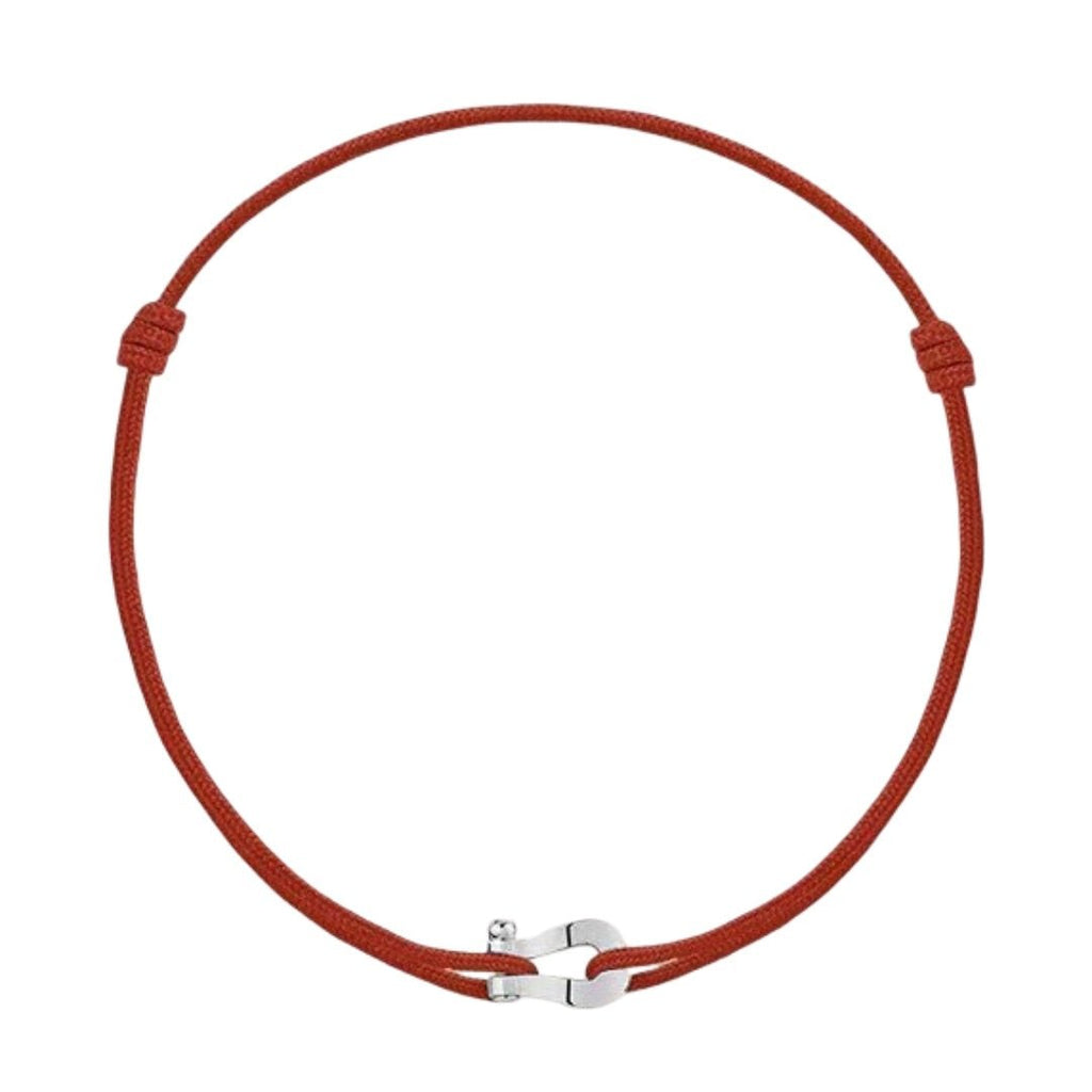 Bracelet cordon rouge avec fer à cheval en acier inoxydable argenté, style porte-bonheur.