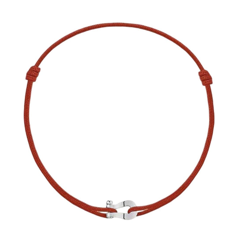 Bracelet cordon rouge avec fer à cheval en acier inoxydable argenté, style porte-bonheur.