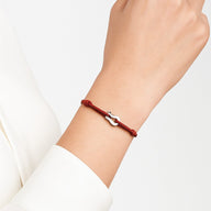 Bracelet cordon rouge avec fer à cheval en acier inoxydable argenté, style porte-bonheur.