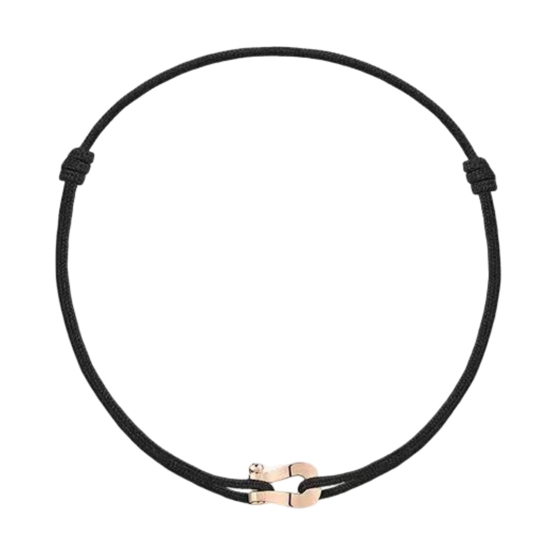 Bracelet cordon noir avec fer à cheval en acier inoxydable couleur or rosé ajustable.