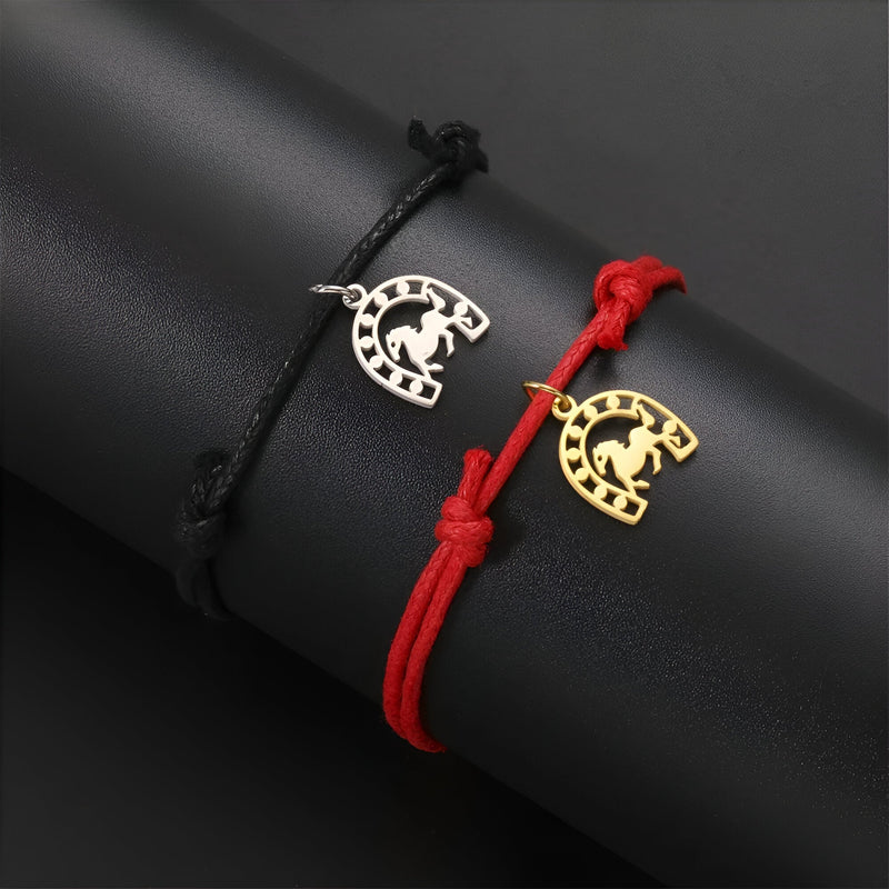 Bracelet cordon noir avec fer à cheval en acier inoxydable argenté et bracelet cordon rouge avec fer à cheval doré.