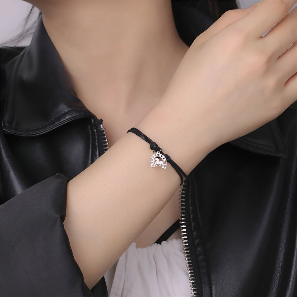 Bracelet cordon noir avec pendentif fer à cheval en acier inoxydable, style minimaliste féminin.