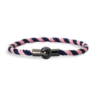 Bracelet cordon spirale rose et bleu avec fermoir magnétique noir en métal.
