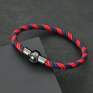 Bracelet cordon tressé rouge et bleu avec fermoir magnétique métallique rond noir et argenté.