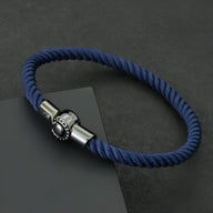 Bracelet cordon bleu marine torsadé avec fermoir magnétique en acier inoxydable noir et argenté modèle Domi.