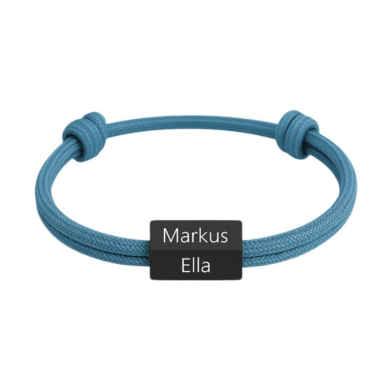 Bracelet cordon bleu avec plaque en acier inoxydable noire gravée des prénoms Markus et Ella.