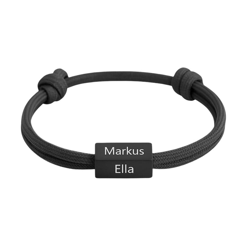 Bracelet cordon noir avec plaque acier inoxydable gravée de deux prénoms, fermoir ajustable.