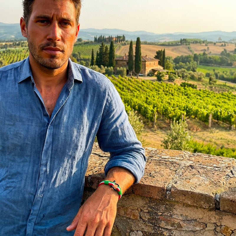 Bracelet cordon tricolore vert, blanc et rouge avec mousqueton en acier inoxydable.