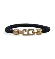 Bracelet cordon noir pour homme avec fermoir graphique doré moderne.