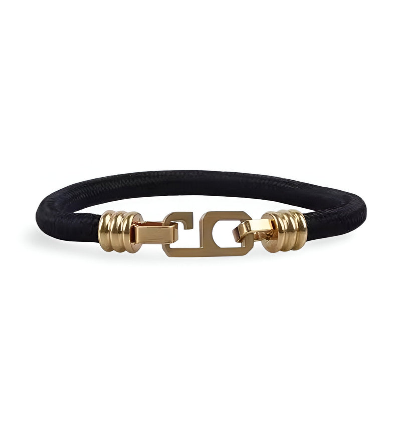 Bracelet cordon noir pour homme avec fermoir graphique doré moderne.