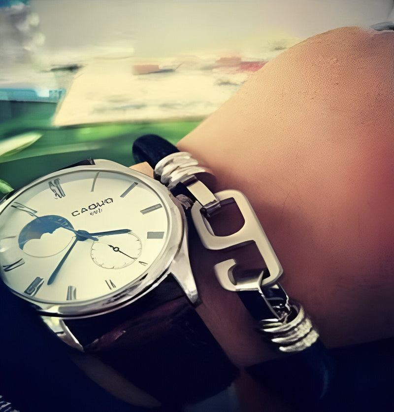 Bracelet cordon noir pour homme avec fermoir en métal argenté style moderne.