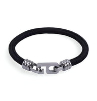 Bracelet cordon noir pour homme avec fermoir argenté moderniste en métal.