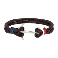 Bracelet cordon marin marron avec ancre en acier inoxydable et détails rouge et bleu.