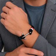 Bracelet cordon marin rouge et noir avec ancre en acier inoxydable et fil tressé ajustable.