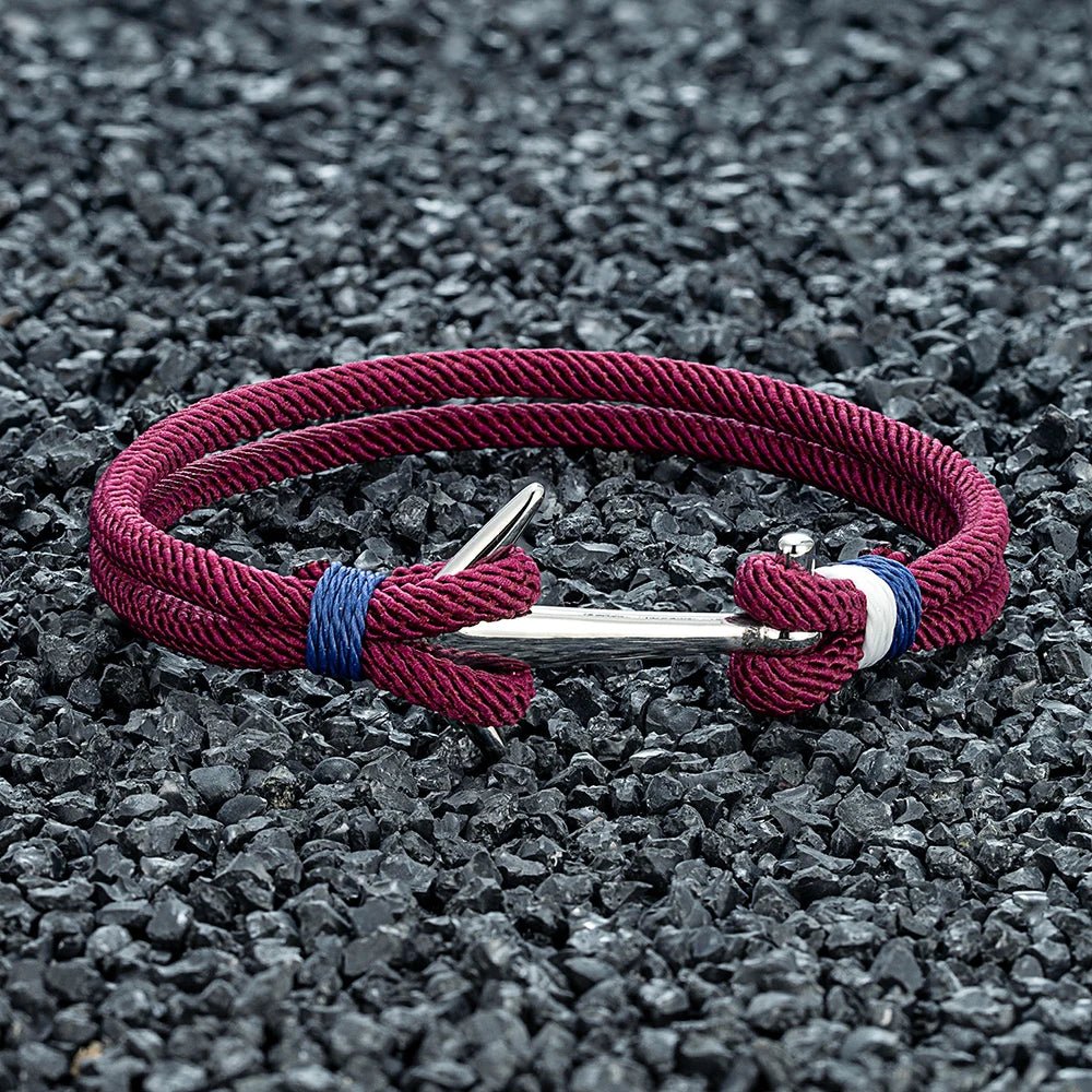 Bracelet cordon marin bordeaux avec ancre en acier inoxydable et fil tressé bleu marine.