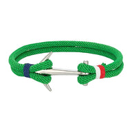 Bracelet cordon vert avec ancre en acier inoxydable, détails bleu et rouge, ajustable.