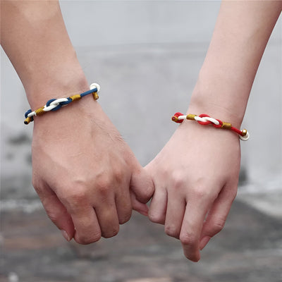 Bracelet cordon bi-colore avec noeud central, version bleu et blanc et version rouge et blanc, style mixte.