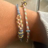 Bracelet cordon bleu et multicolore avec motif floral tissé, style bohème délicat pour femme.