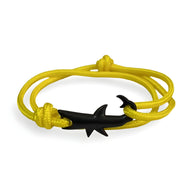 Bracelet cordon jaune avec motif requin noir en acier, modèle Bruce, style moderne et épuré.