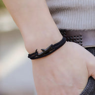 Bracelet cordon noir avec motif requin en métal, style minimaliste et élégant, pour homme.