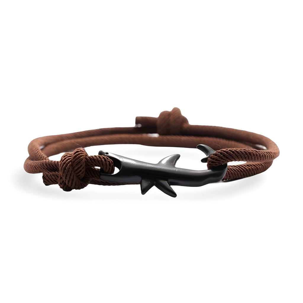 Bracelet cordon marron avec motif requin noir minimaliste en métal mat.
