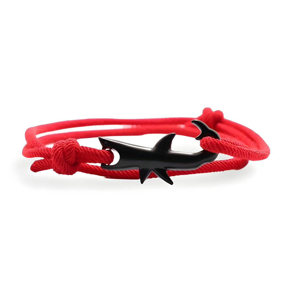 Bracelet cordon rouge avec motif requin noir élégant et détail nœud discret.