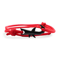 Bracelet cordon rouge avec motif requin noir élégant et détail nœud discret.