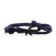 Bracelet cordon bleu marine avec motif requin noir en métal, style marin et ajustable.