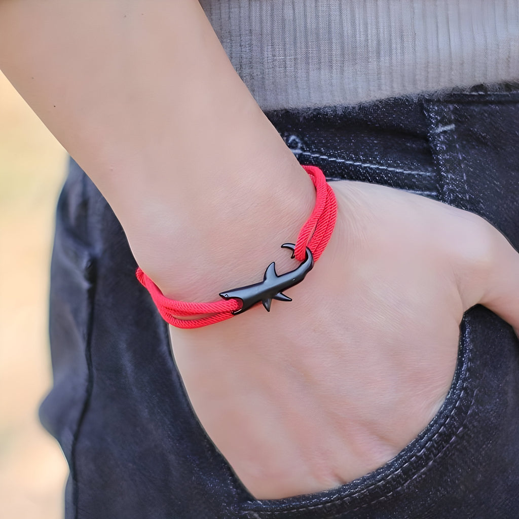 Bracelet cordon rouge avec motif requin noir en métal, style moderne et épuré.