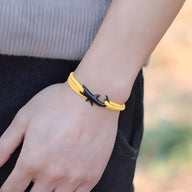 Bracelet cordon jaune avec motif requin noir, style minimaliste et moderne.
