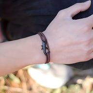 Bracelet cordon marron avec motif requin noir en métal, style minimaliste pour homme.