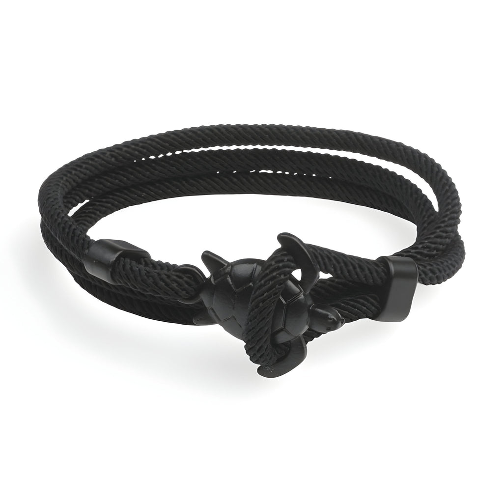 Bracelet cordon noir avec motif tortue en acier et fermeture boucle unique.
