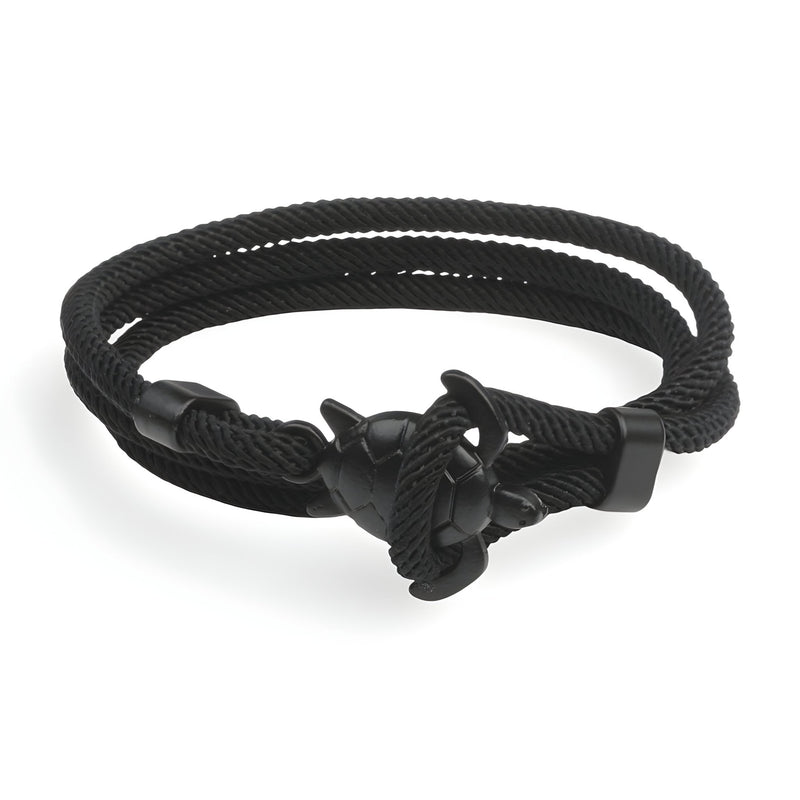 Bracelet cordon noir avec motif tortue en acier et fermeture boucle unique.