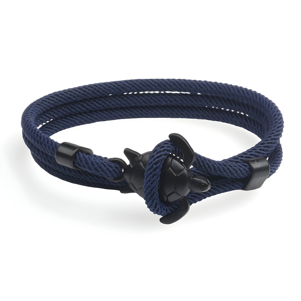 Bracelet cordon bleu marine avec motif tortue en noir et fermeture élégante en boucle.