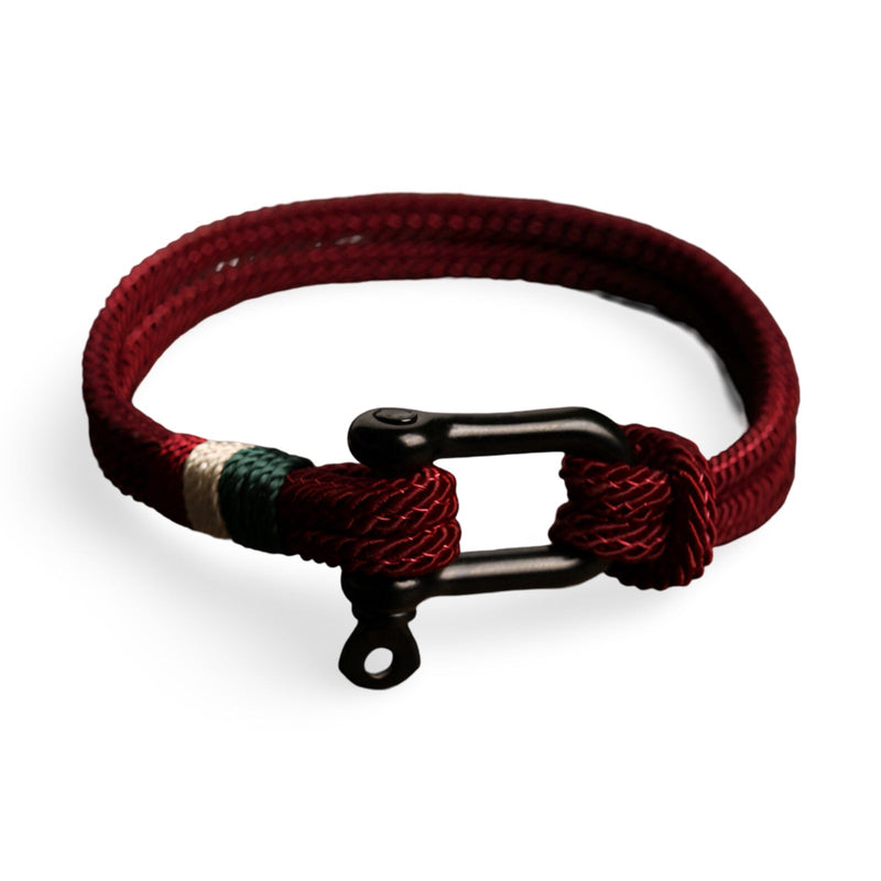 Bracelet cordon rouge avec mousqueton en acier inoxydable noir, style nautique pour homme.