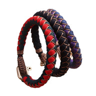 Bracelet cordon Jasmin rouge et vert tressé avec mousqueton en métal bronze.