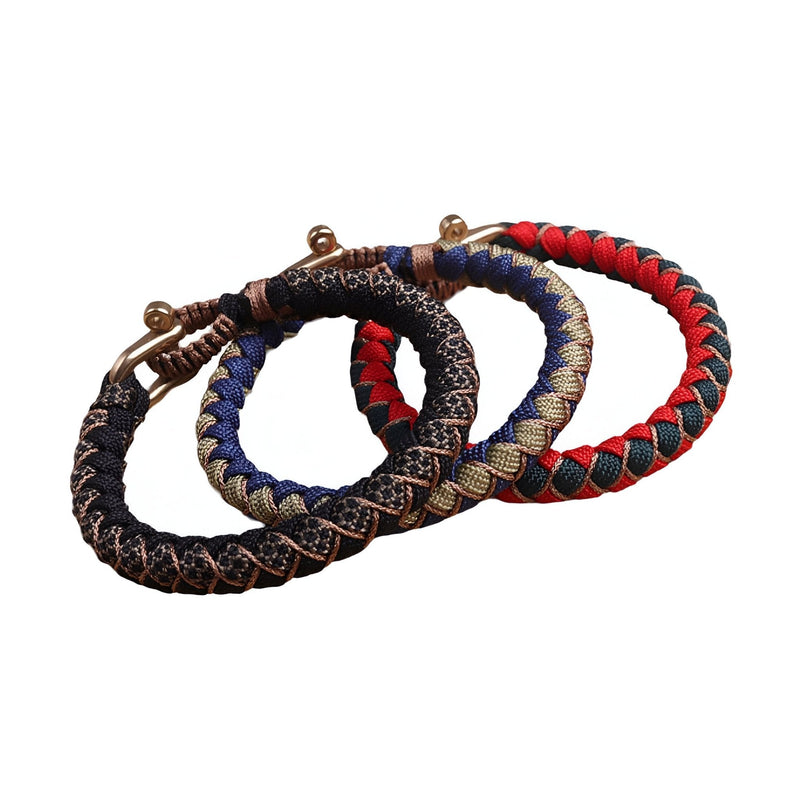 Bracelets cordon mousqueton en paracorde bleu, noir et rouge avec motifs tressés détaillés.