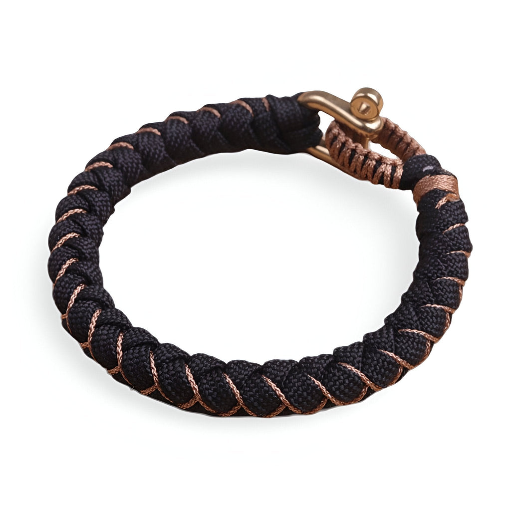 Bracelet cordon paracorde noir tressé avec fil beige et fermoir mousqueton en métal vieilli.