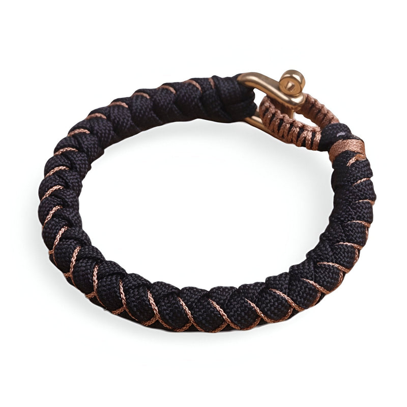 Bracelet cordon paracorde noir tressé avec fil beige et fermoir mousqueton en métal vieilli.