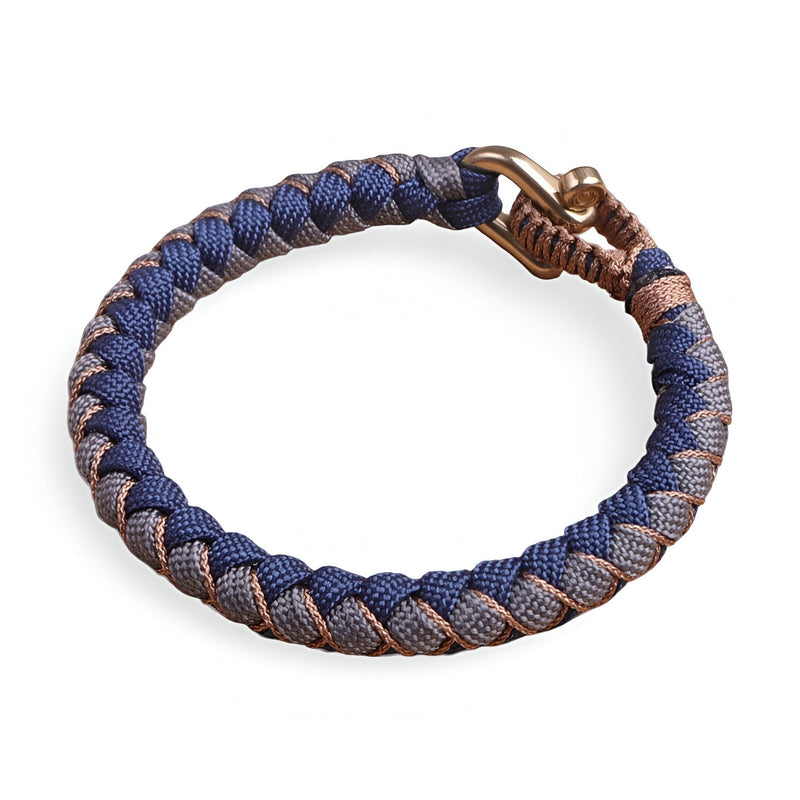 Bracelet mousqueton en paracorde bleu et beige avec tressage épais et fermoir métallique cuivré.