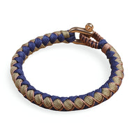 Bracelet cordon Jasmin en paracorde bleu et beige avec fermoir mousqueton en métal bronze.