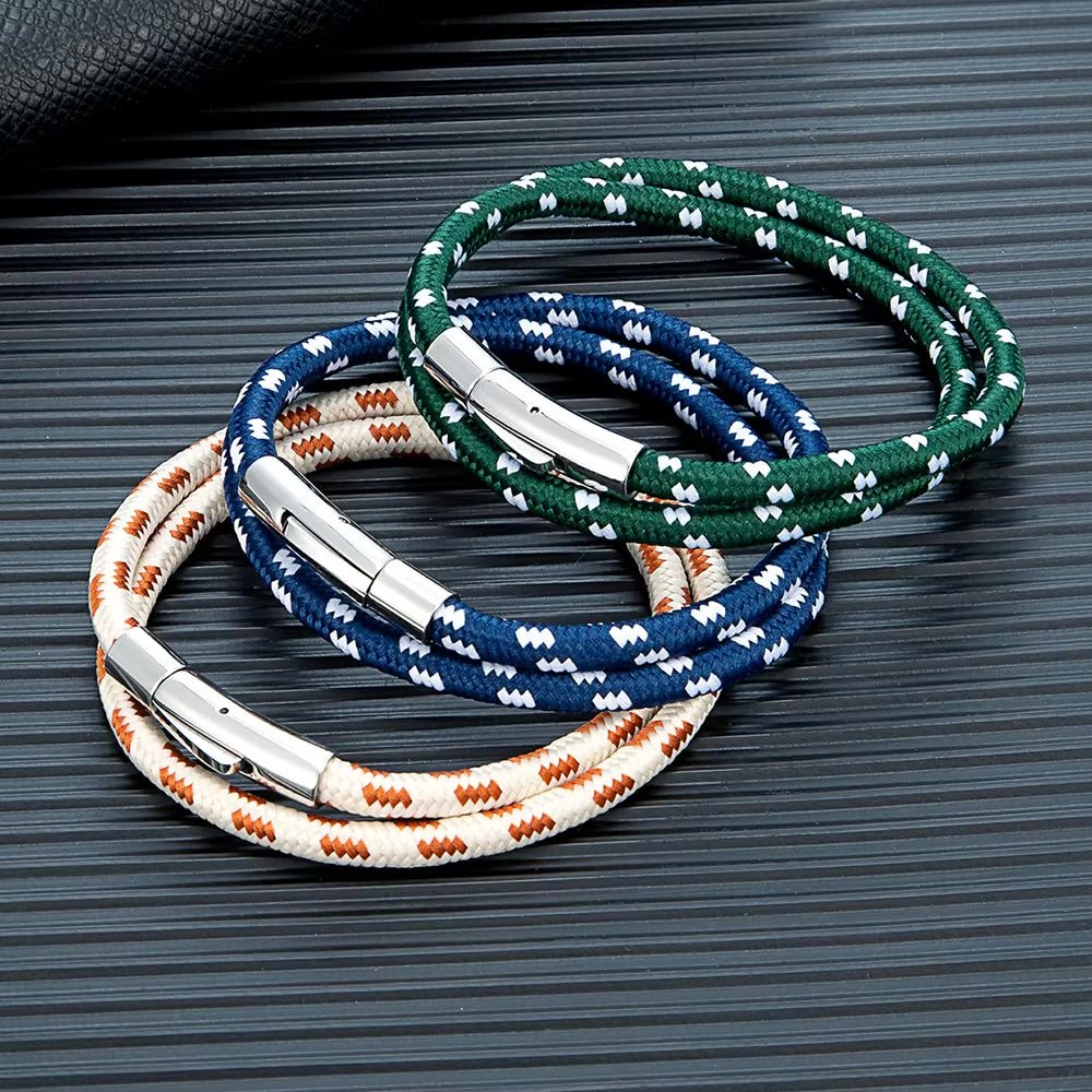 Bracelet cordon nautique tressé double, noir avec motifs blancs et boucle magnétique en acier inoxydable.