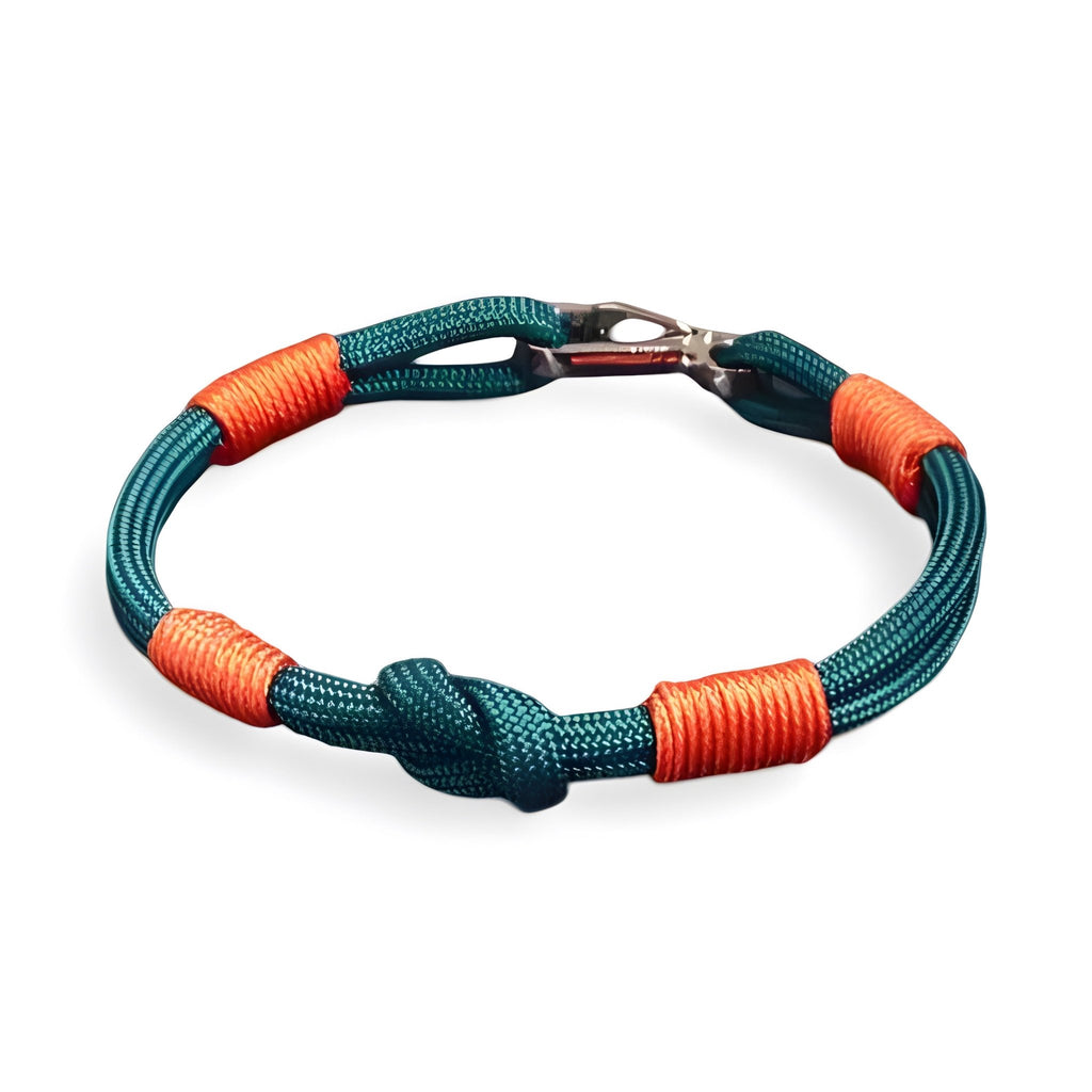Bracelet cordon vert et orange avec nœud et petit mousqueton en métal argenté.