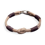 Bracelet cordon beige et marron avec nœud central et petit mousqueton argenté.