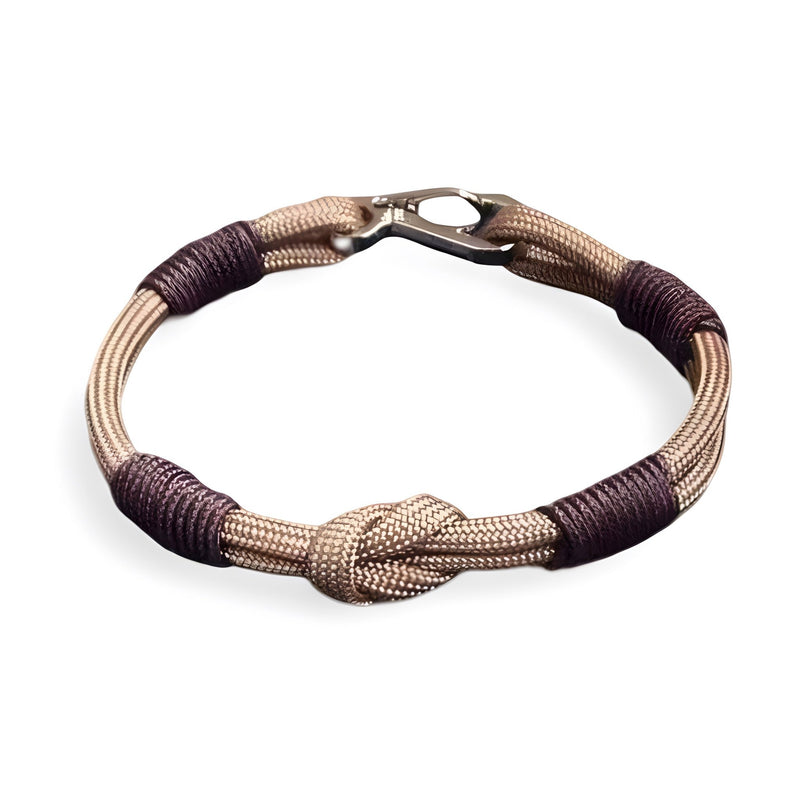 Bracelet cordon beige et marron avec nœud central et petit mousqueton argenté.