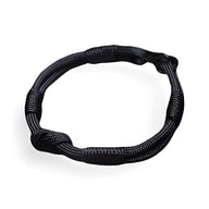 Bracelet cordon noir à petit mousqueton avec noeuds décoratifs en tissu tressé.