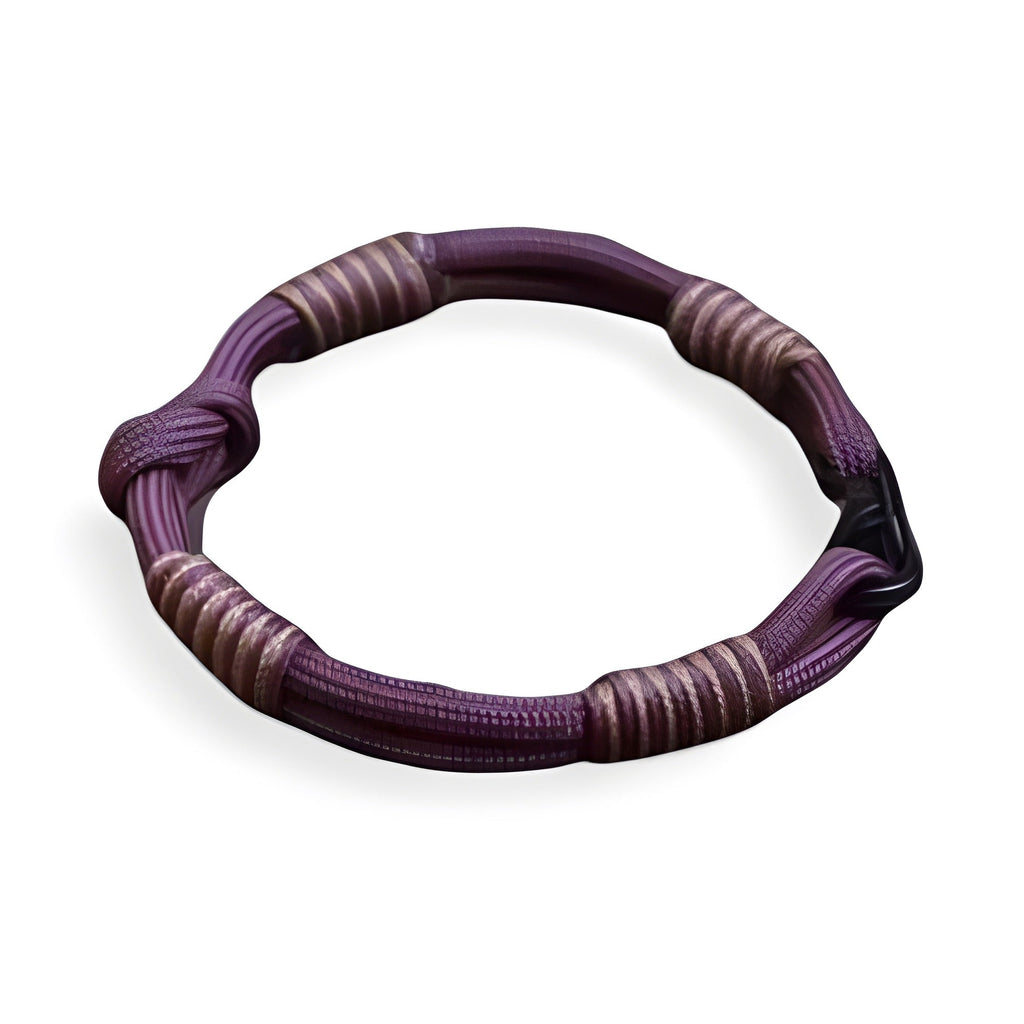 Bracelet cordon violet avec noeuds et petits anneaux métalliques bordeaux.