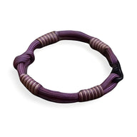 Bracelet cordon violet avec noeuds et petits anneaux métalliques bordeaux.