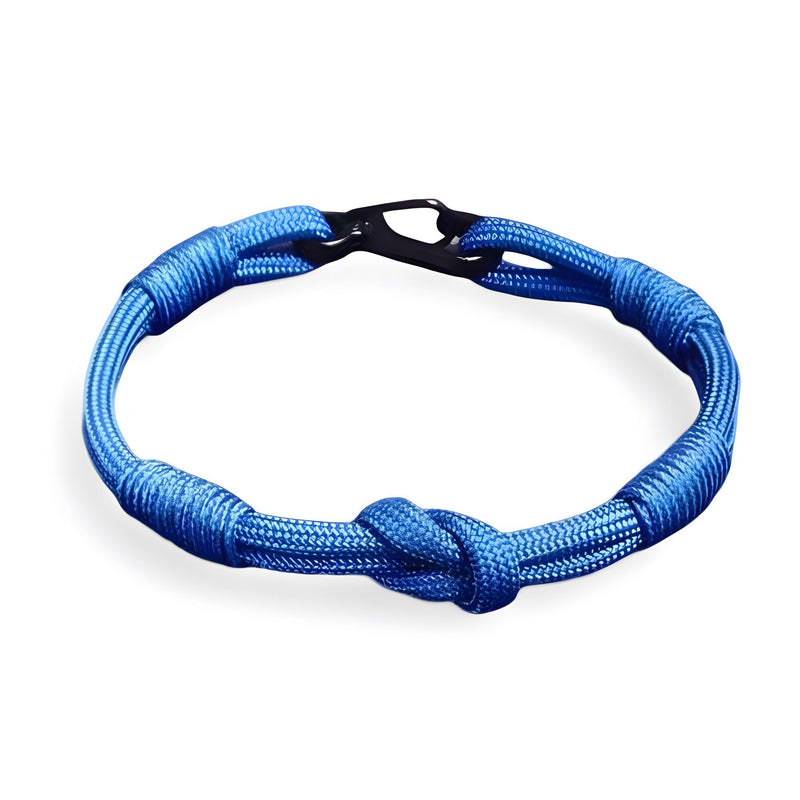 Bracelet cordon bleu avec noeud central et petit mousqueton noir, style décontracté.